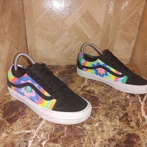 Vans women's Off The Wall skateboard shoes size 7.         295